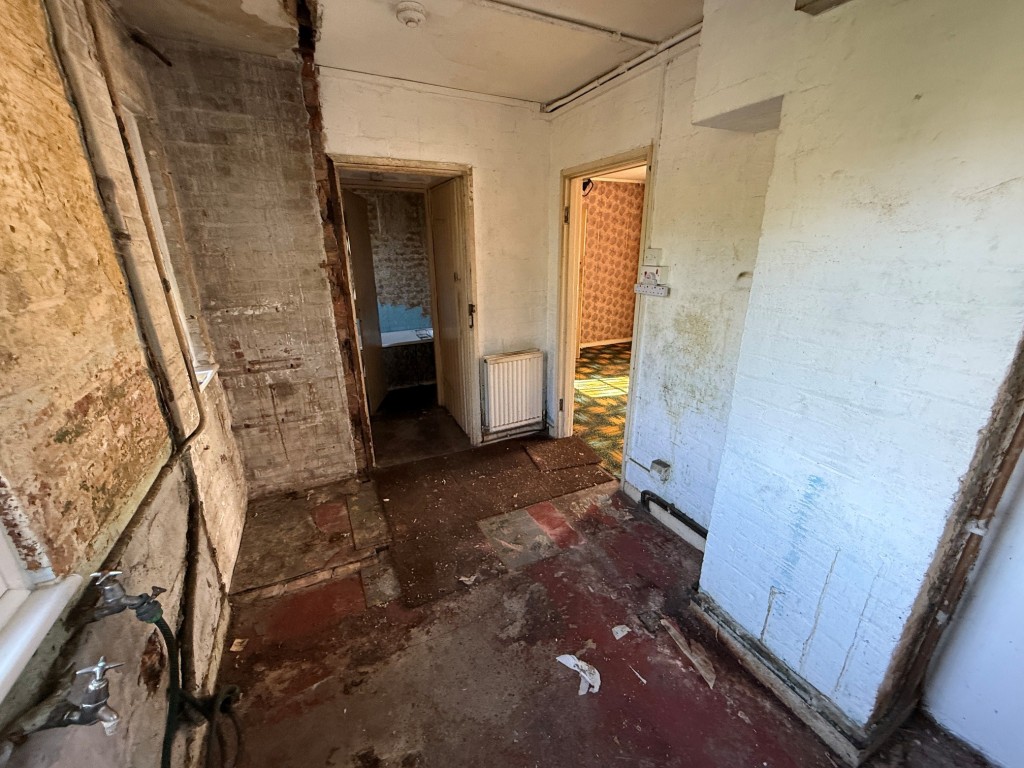 Lot: 210 - FLAT IN NEED OF REFURBISHMENT - Space for the kitchen